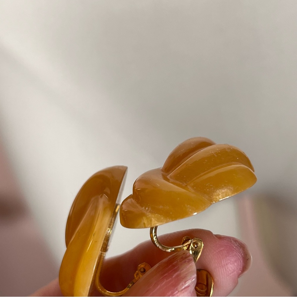 Vintage Retro Deco Lucite Plastic Oversized Amber colored Knot Clip Earrings - Picture 3 of 15